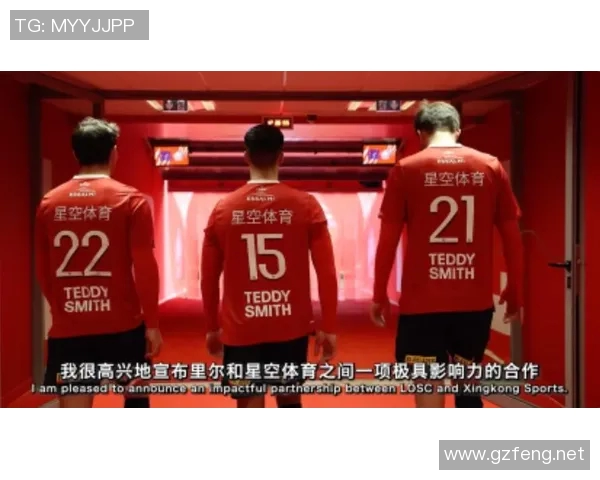 足球巨星跨界挑战篮球场展现运动魅力与激情的精彩瞬间