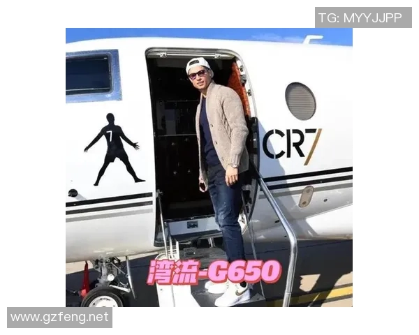 足球明星驾驶豪车街头巡游引发粉丝热潮与媒体关注